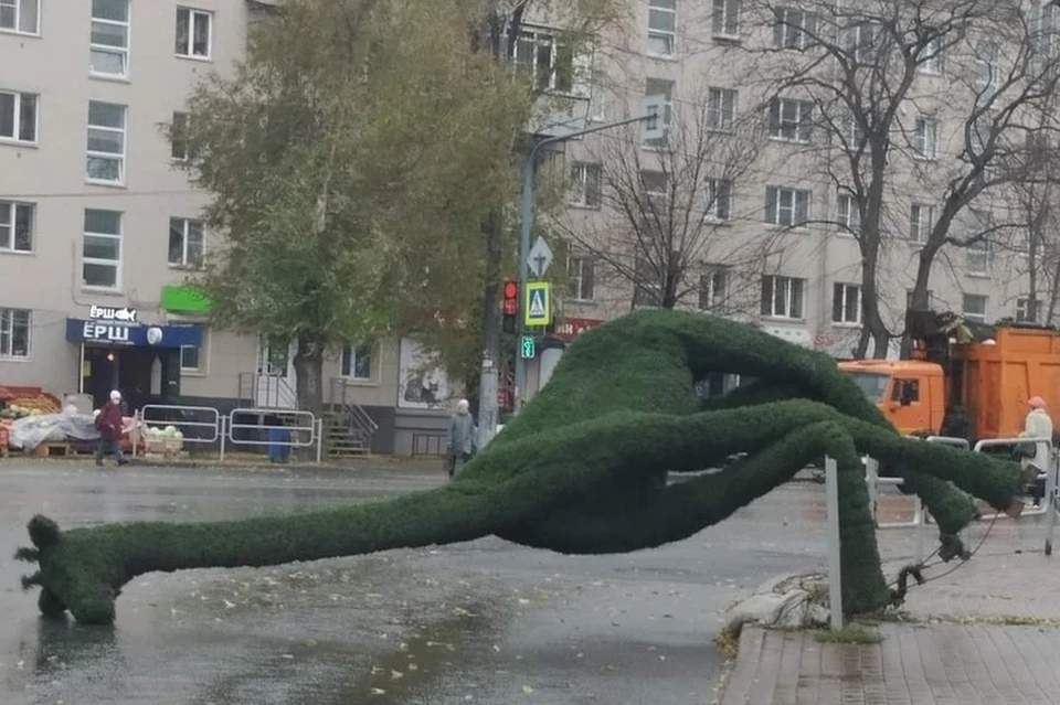 В Челбяинске покосился декоративный жираф. Фото: facebook.com/Сергей Смирнов