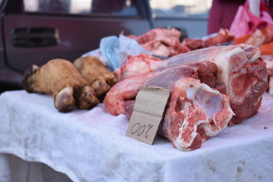 В Крым с Украины пытались нелегального провести больше 200 килограммов сырого мяса.