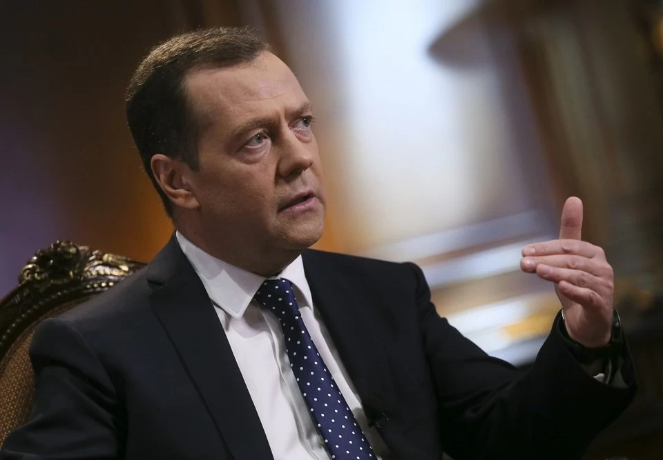 Медведев призвал продолжить обсуждение перехода на четырехдневку