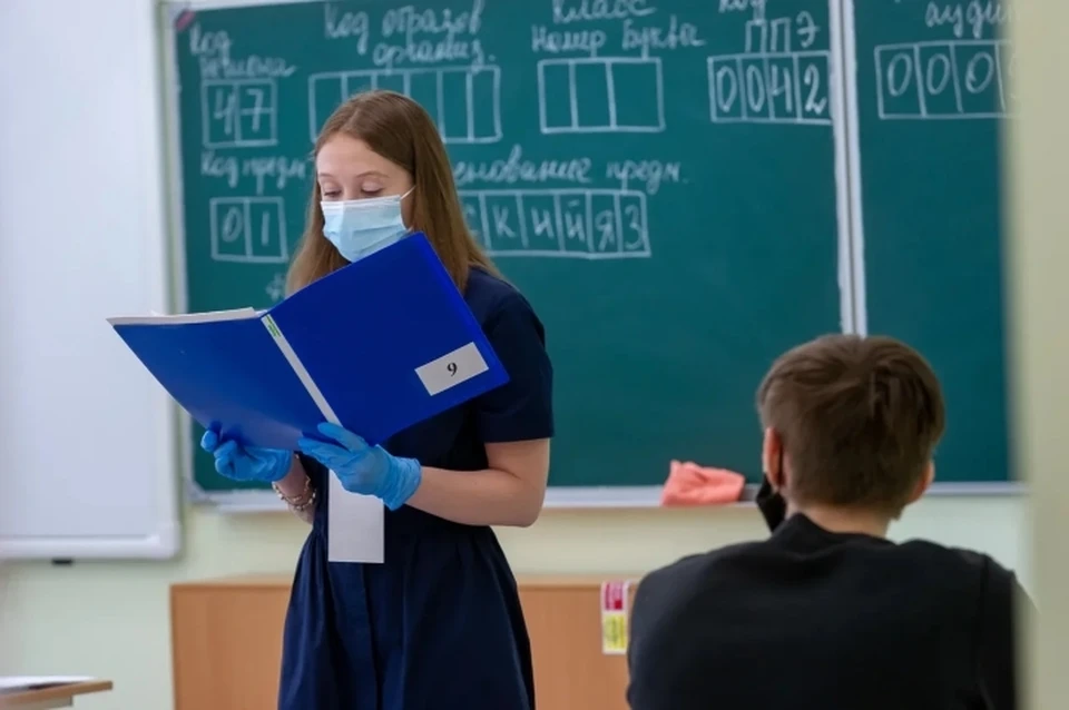 Коронавирус выявили у более 300 педагогов в школах Санкт-Петербурга.