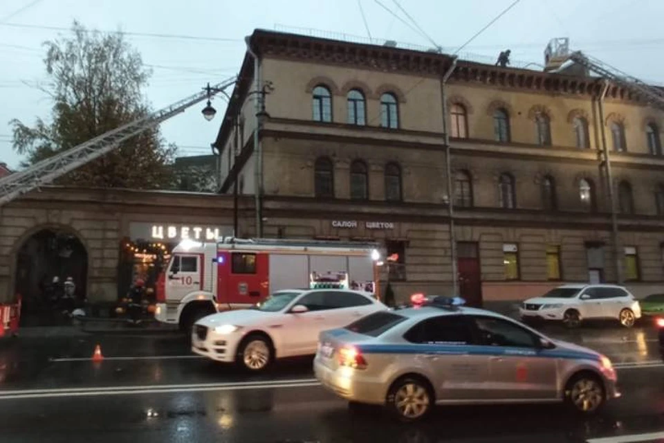 Пожар охватил крышу жилого дома на Кирочной улице в Петербурге