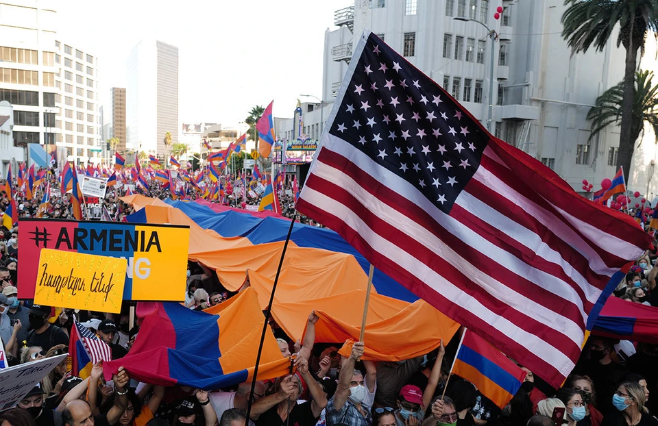 Флаги США и Армении на митинге армянской диаспоры в Лос-Анджелесе, октябрь 2020 г.