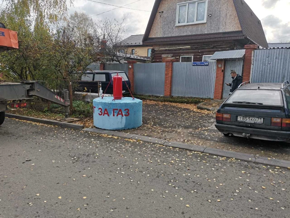 Пятитонная плита "Долг за газ" переместилась к частному дому по новому адресу