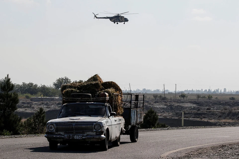 Военный вертолет пролетает над окрестностями города Тертер в зоне карабахского конфликта.