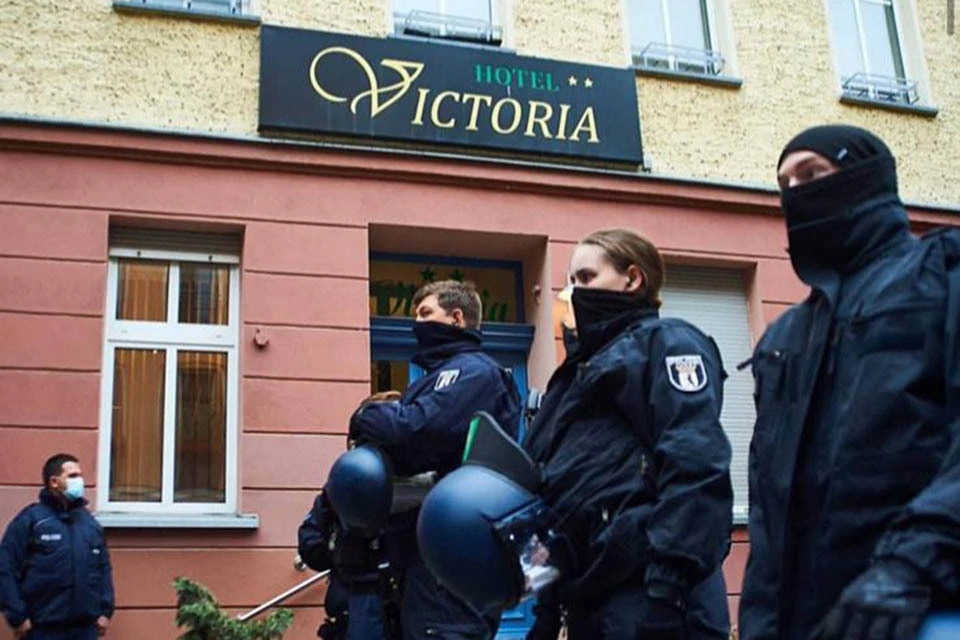 Полиция у отеля "Виктория" в разгар левых беспорядков