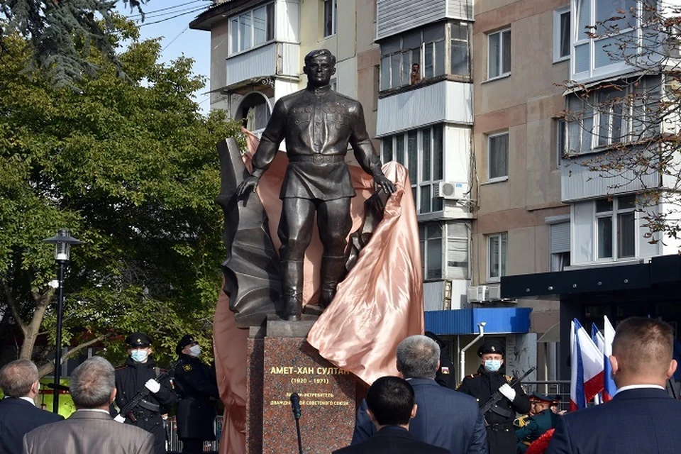 В Симферополе открыли памятник легендарному летчику Амет-Хану Султану.