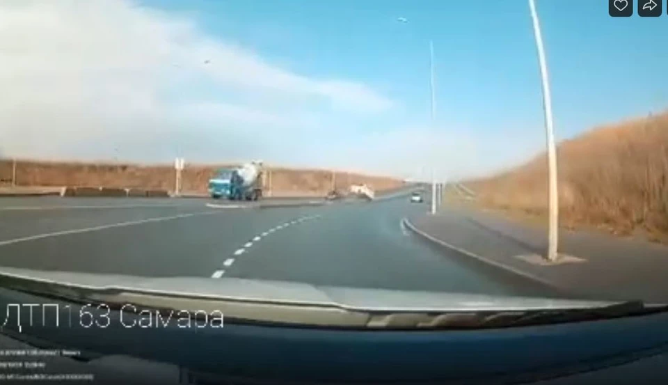 БМВ кувыркнулся через бордюр