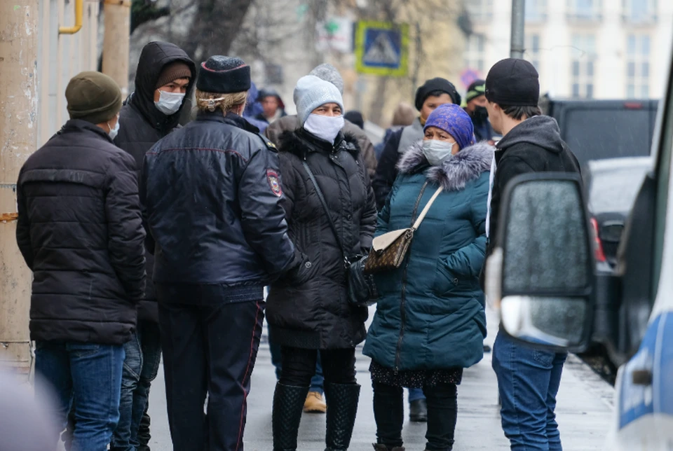 Более ста мигрантов доставили в отделение, шестерых готовят к депортации домой.