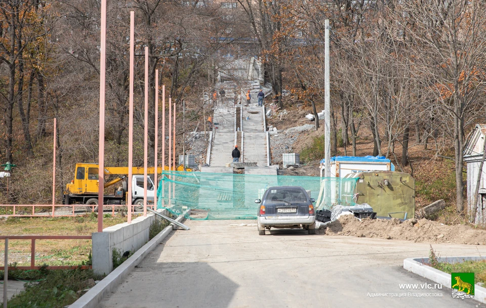 Одна из лестниц парка Минного городка соединяет его с остановкой "Поликлиника"
