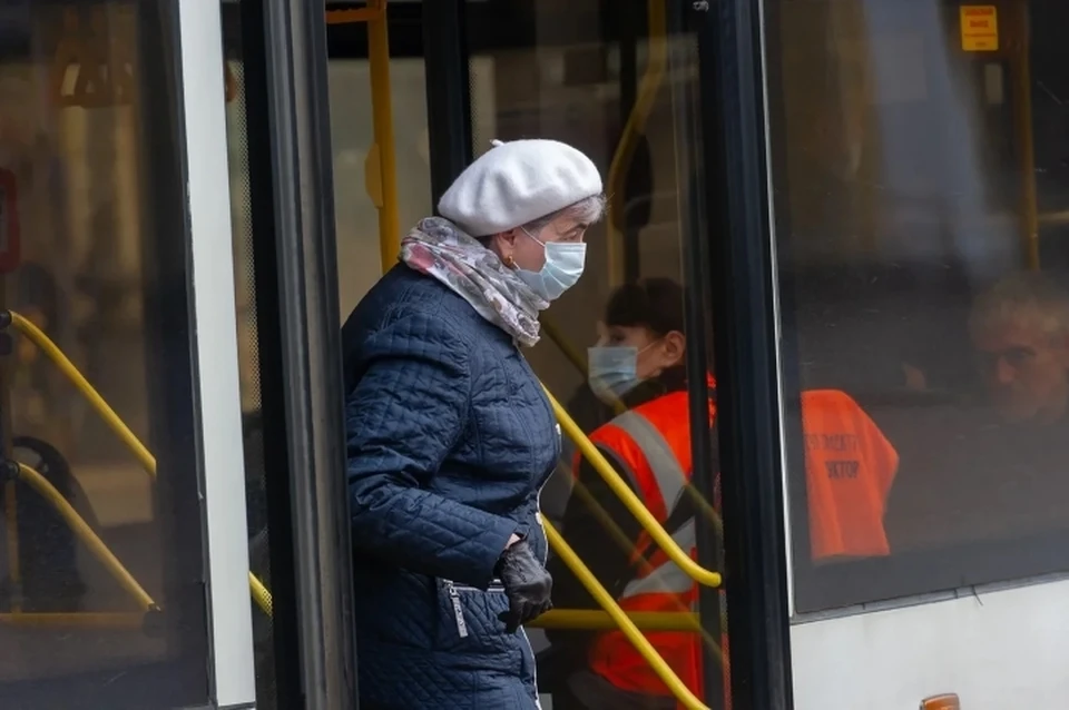 24 петербуржца получили штрафы за отсутствие маски в общественном транспорте после ужесточения контроля.