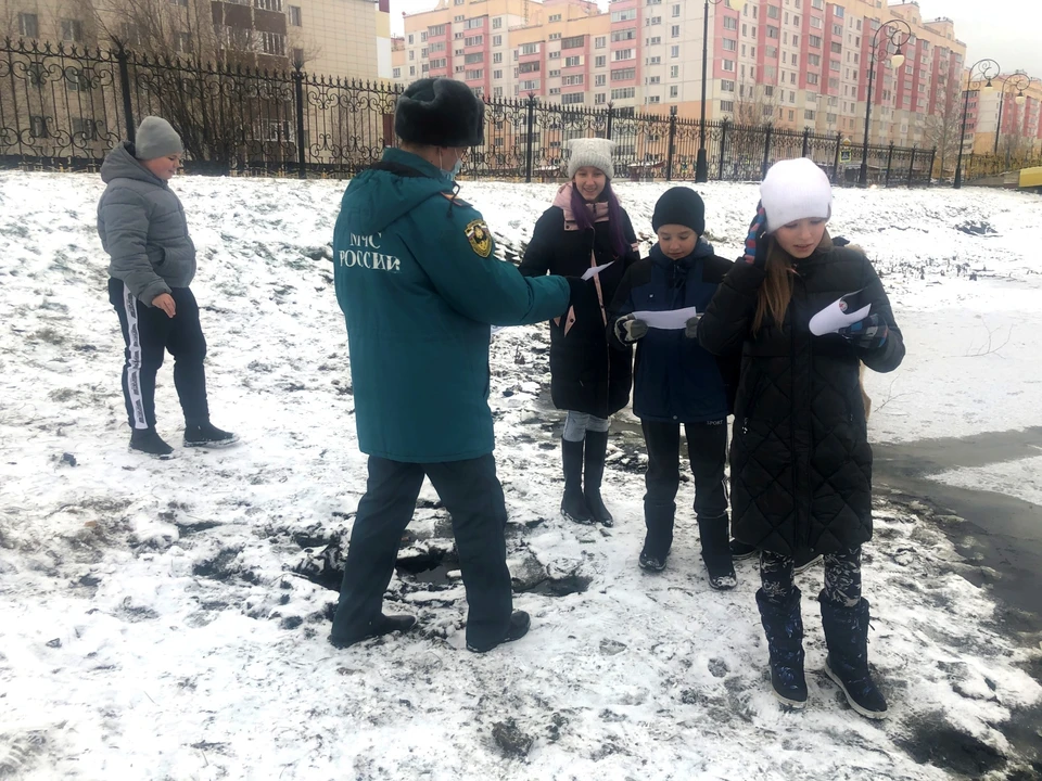 В Лянторе сотрудники МЧС пообщались с детьми об опасностях, подстерегающих на водоемах Фото: Главное управление МЧС России по Ханты-Мансийскому автономному округу
