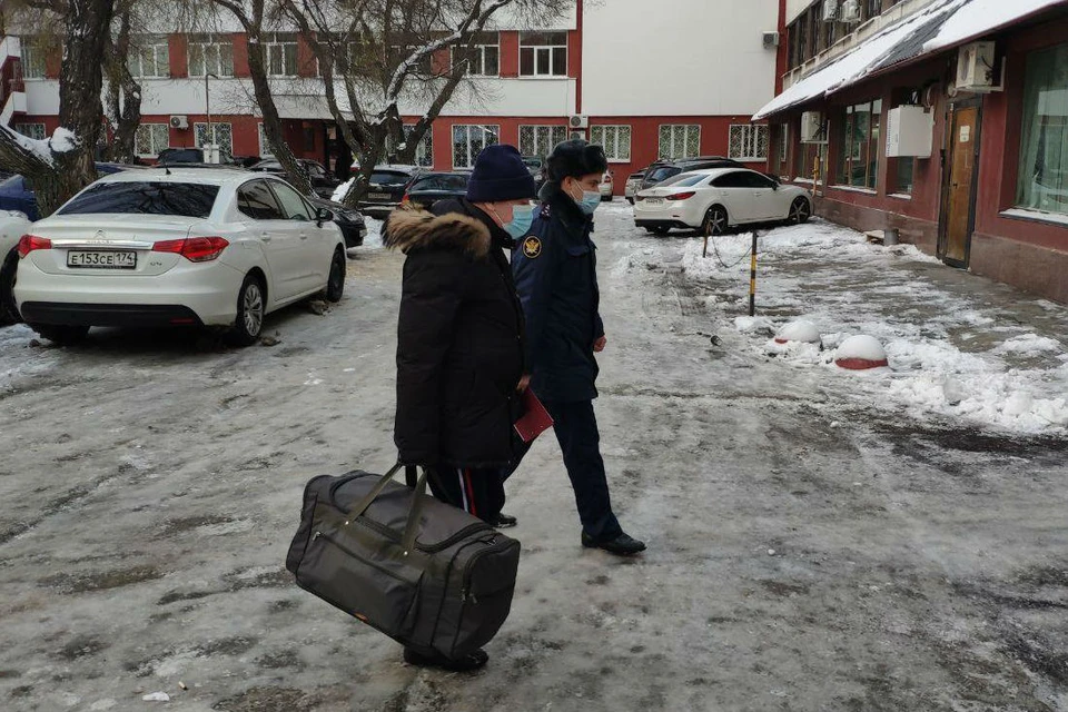Вчера Евгений Тефтелев был налегке, сегодня — с сумкой