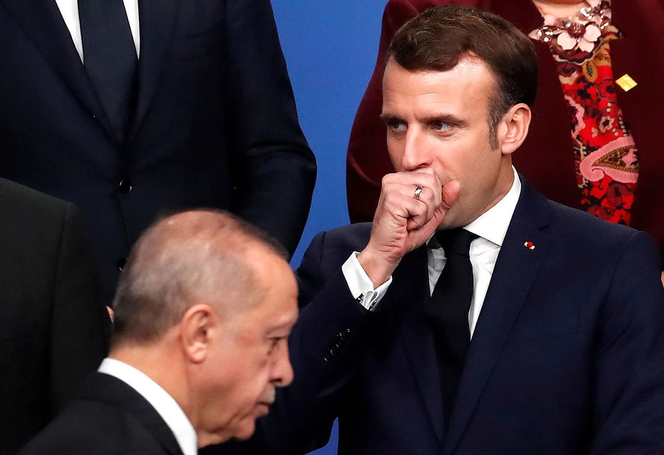Конфликт президентов Франции и Турции не спешит утихать.