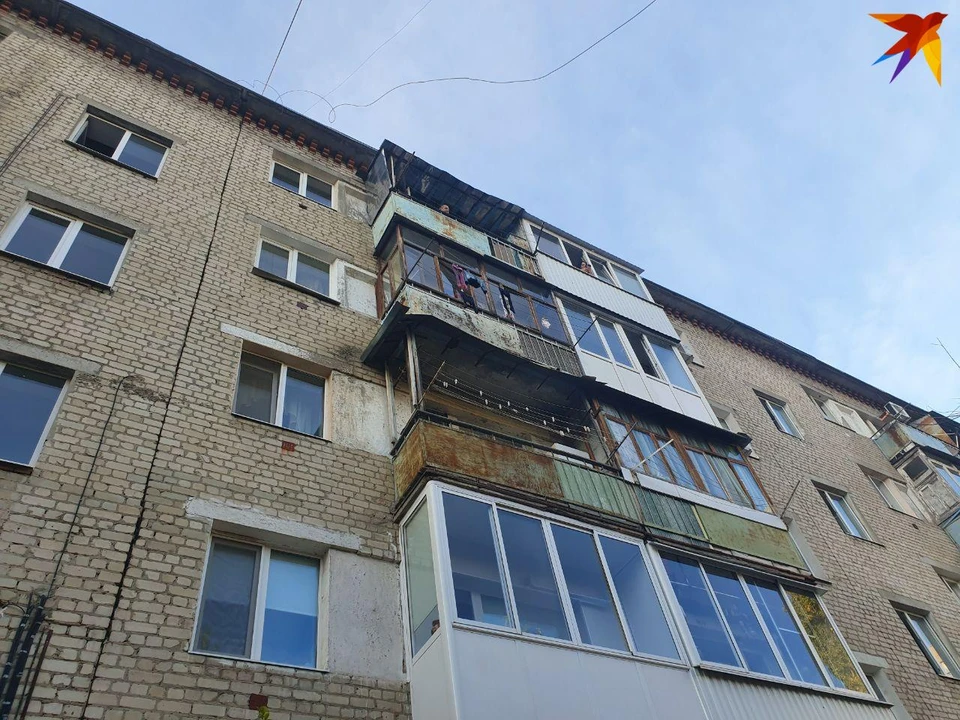 Из этого дома были выброшены две девочки