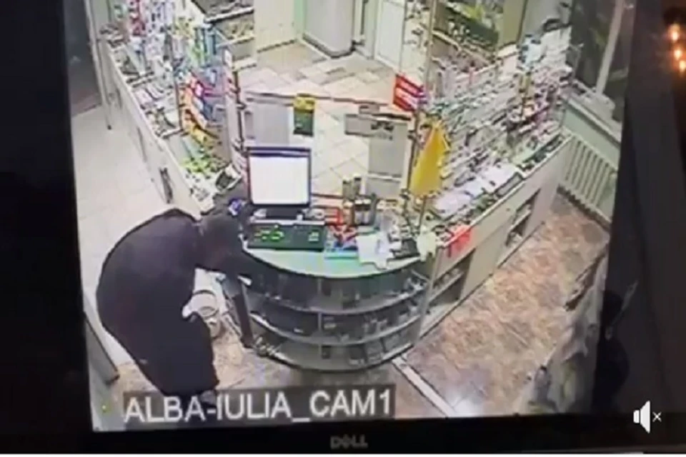 Наркоманы ограбили аптеку (Фото: скрин с видео).