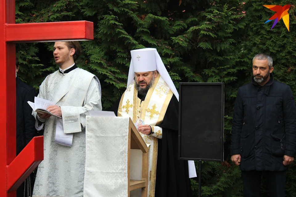 Митрополит Тверской и Кашинский Амвросий (на фото – посередине) читает заупокойную молитву о репрессированных.