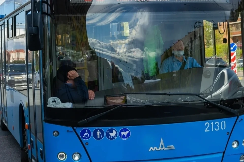 Пассажир автобуса накинулся на петербуржца, который назойливо приставал к людям без масок.