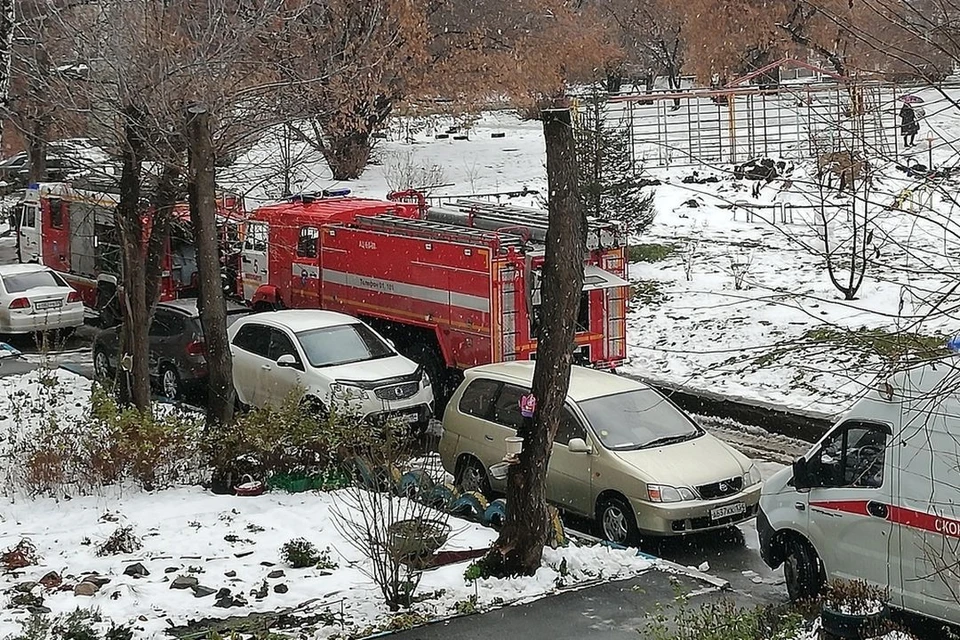 К дому приехали пожарные и «Скорая помощь». Фото: «Инцидент Новосибирск».