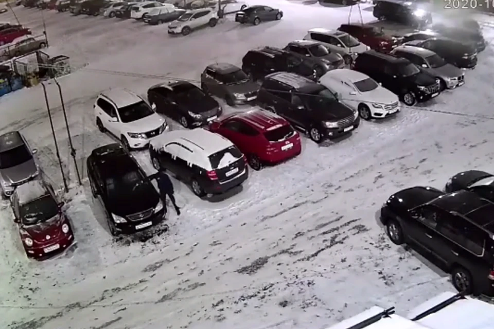 Пироман попал в объектив видеокамеры. Скрин с видео