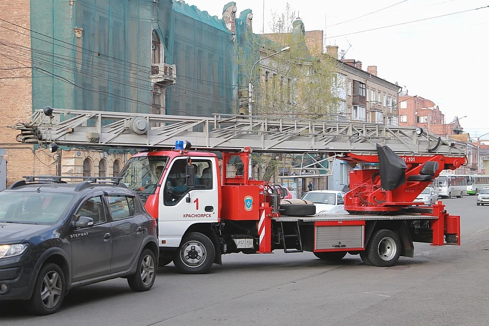 Легковушка протаранила пожарную машину