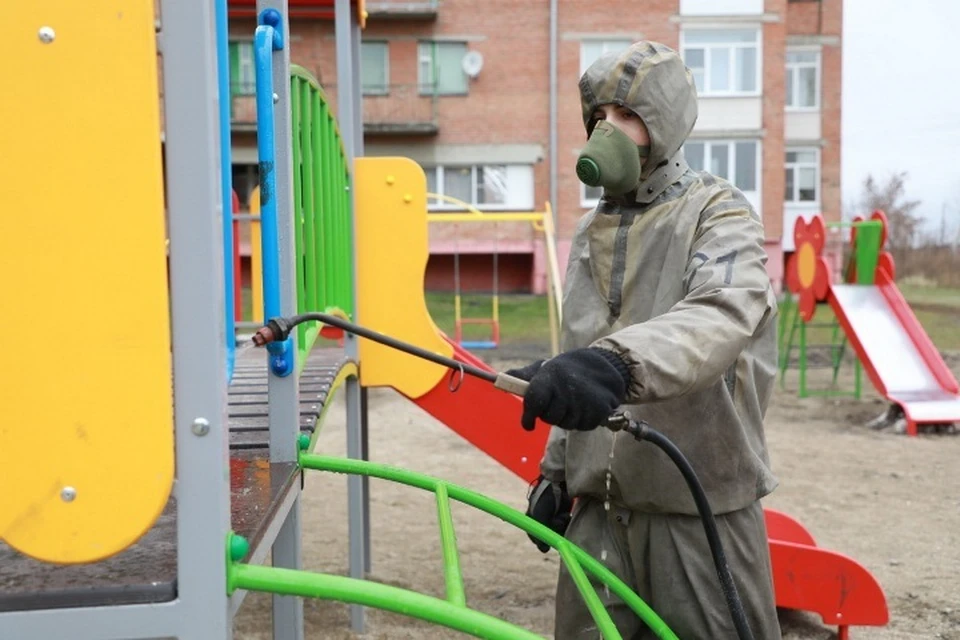 Военные химики обработали подъезды и детские площадки в Кузбассе. ФОТО: пресс-служба Центрального военного округа.