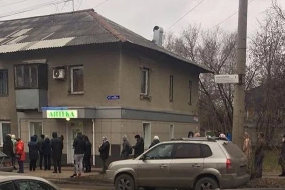 Очередь за лекарствами в Кемерове растянулась по улице. Фото: Регион_42/ vk.com