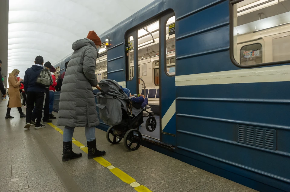 Петербуржцы пожаловались на задержку поездов на синей линии метро