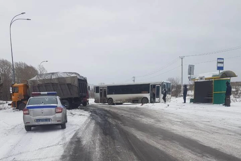 Грузовик влетел в стоящий на остановке автобус в Кузбассе. ФОТО: областная Госавтоинспекция