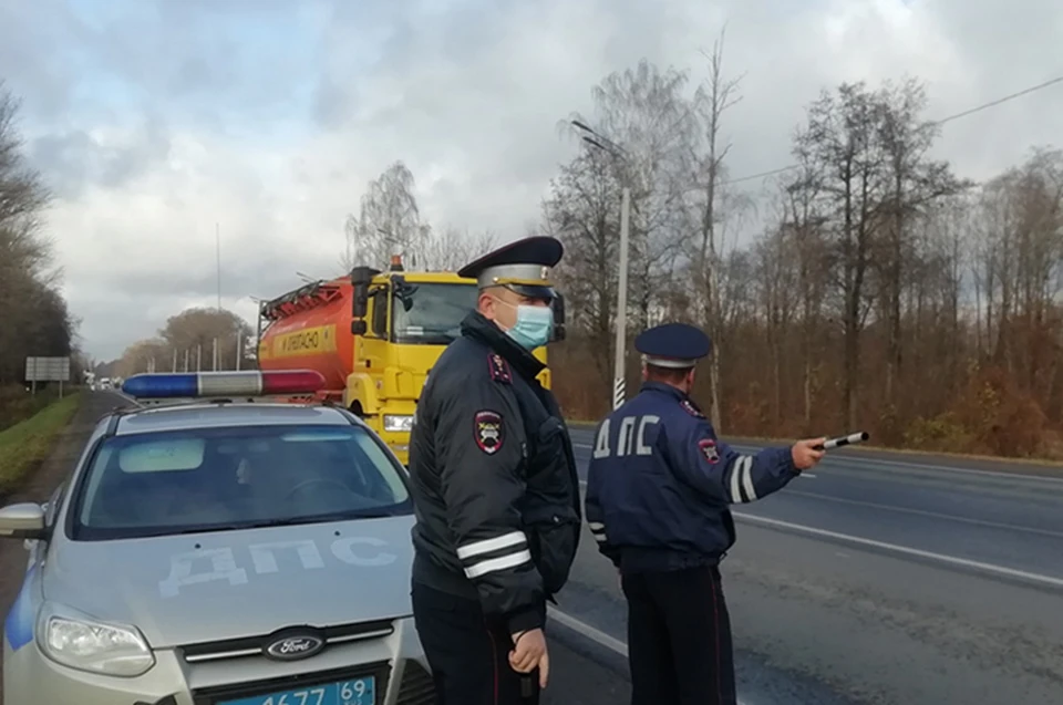 Госавтоинспекторы проверили перевозчиков опасных грузов Фото: УГИБДД России по Тверской области