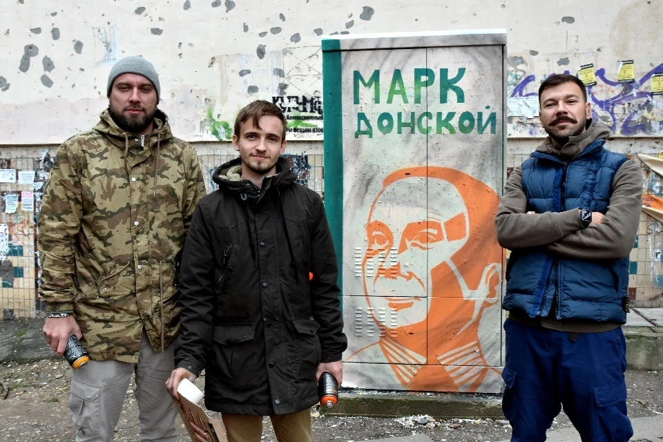 Московские стрит-арт художники смогли превратить обычные серые телекоммуникационные будки в настоящие произведения искусства