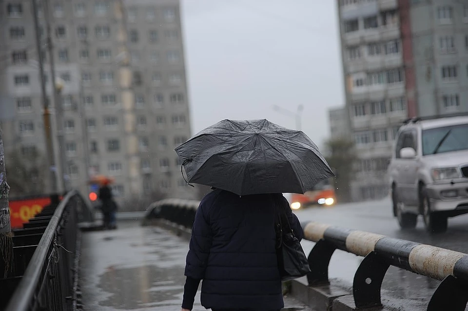 Вечером ожидается. Пройдут небольшие дожди. В Москве похолодало и который день уже моросил мелкий нудный дождь. Пасмурная погода Владивосток.