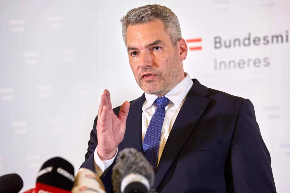 Глава МВД Австрии Карл Нехаммер рассказал, что по делу о теракте в Вене было произведено 18 обысков, задержаны 15 человек
