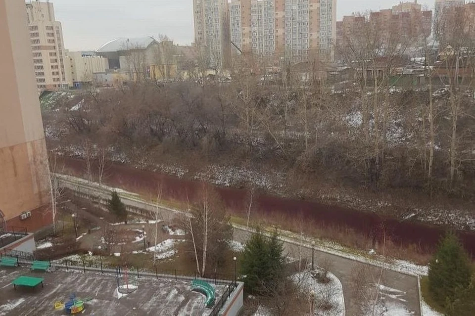 Вода в Искитимке в Кемерове окрасилась в красный цвет. Фото: kuzbass_news / Instagram