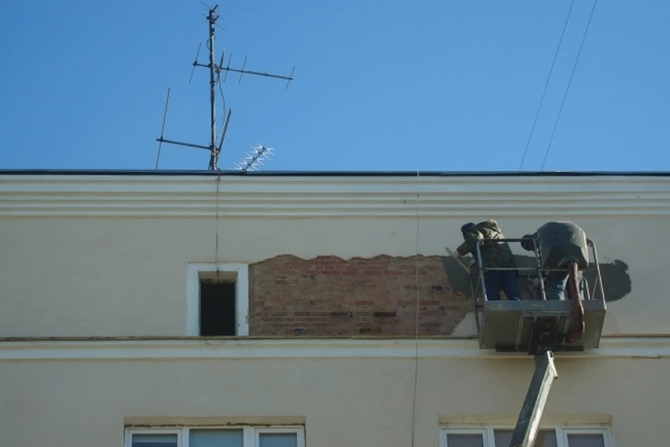 Для производства наружных работ подрядчик установил деревянную защитную конструкцию, но содержал ее ненадлежащим образом.