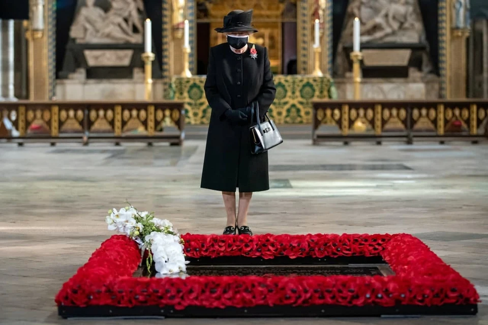 Елизавета II впервые за время пандемии надела маску на публике