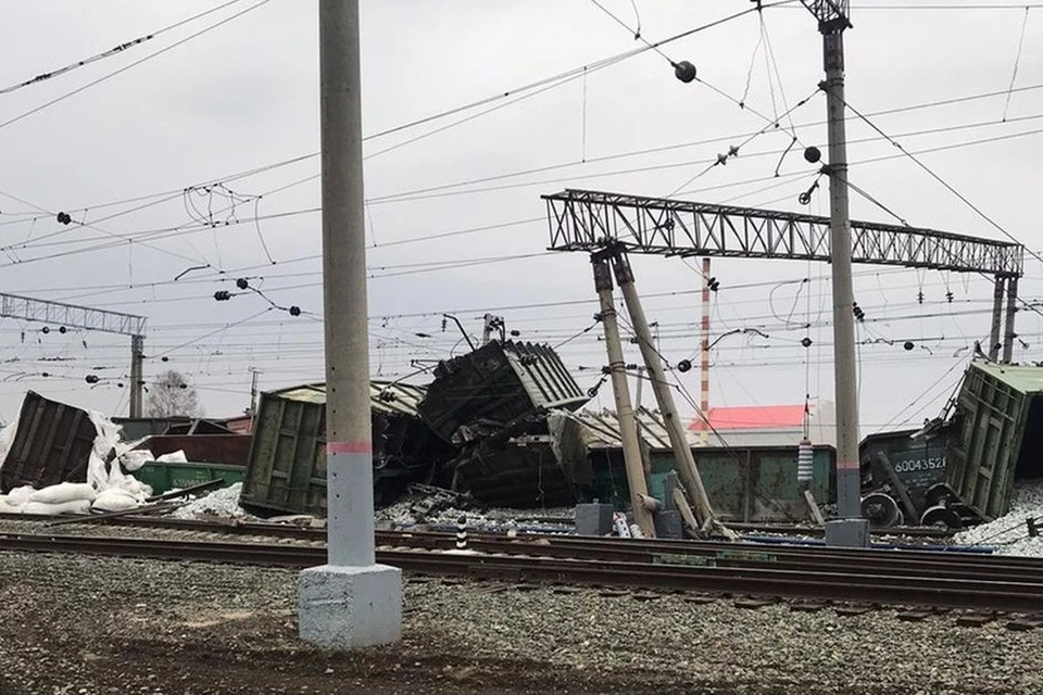 Из-за схода вагонов задерживаются несколько поездов. Фото: Новосибирская служба эвакуации "Аст-54"