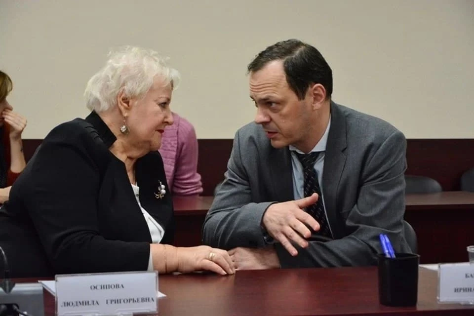Людмила Осипова и адвокат Дмитрий Новиков на заседании суда.
