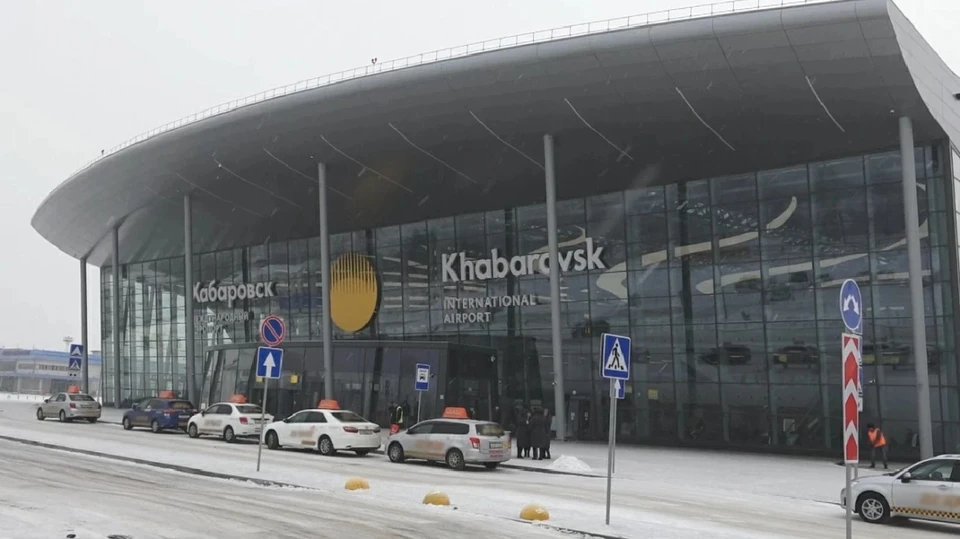 С борта самолета, летевшего из Хабаровска в Новосибирск сняли дебошира. Фото: Пресс-служба УТ МВД России по ДФО