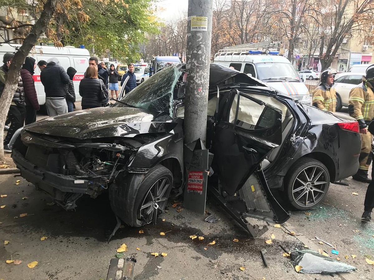 Машина вдребезги: в Ростове молодежь на иномарке попала в жуткую аварию -  KP.RU