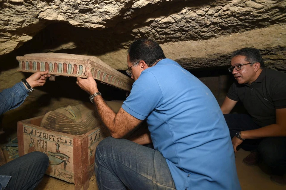 В октябре этого года ученые обнаружили 59 саркофагов в гробнице в Саккаре. Они пролежали непотревоженными 2700 лет