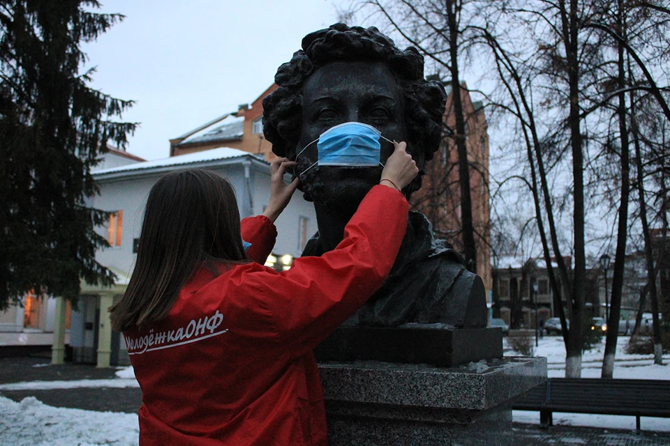 Александр Сергеевич Пушкин снисходительно позволил ребятам надеть на себя маску.