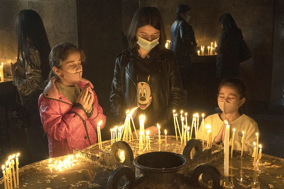 Прихожане молятся в одном из храмов Еревана.