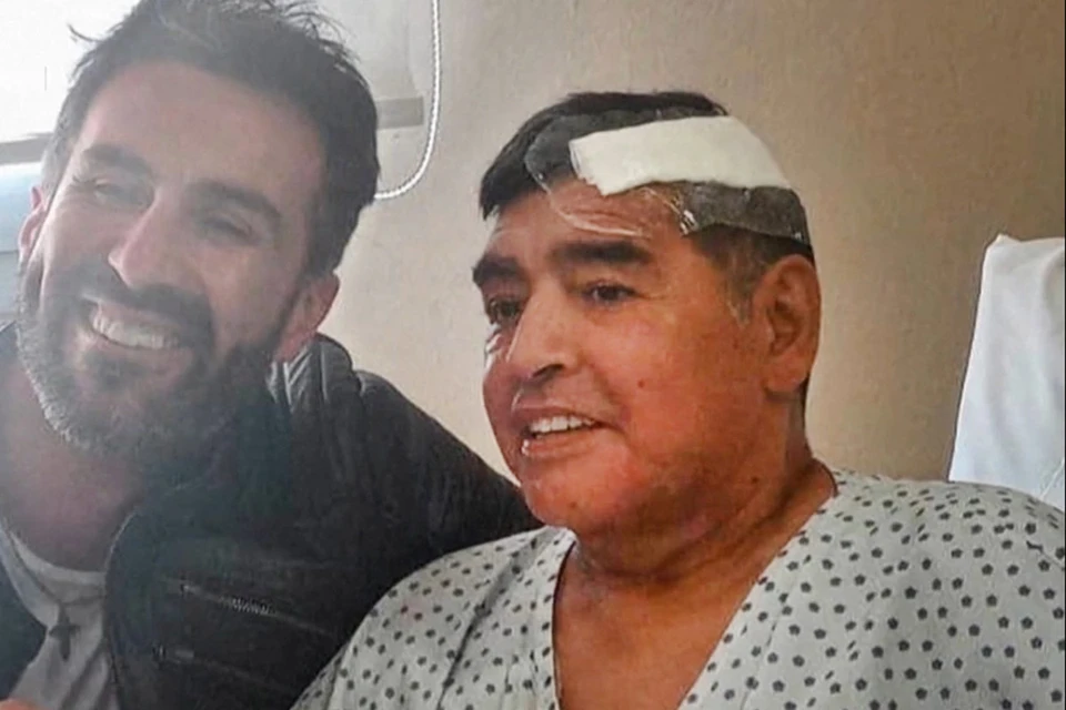Диего Марадона во время выписки из больницы.
