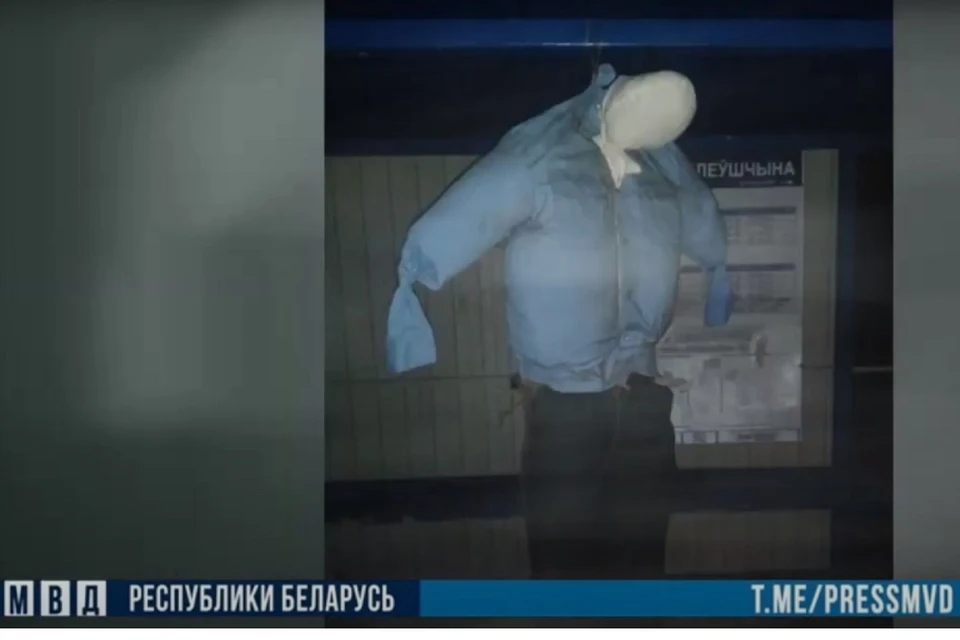 После штрафа горожанин стал "партизанить", развешивая символы протестов. Фото: стоп-кадр | видео МВД.