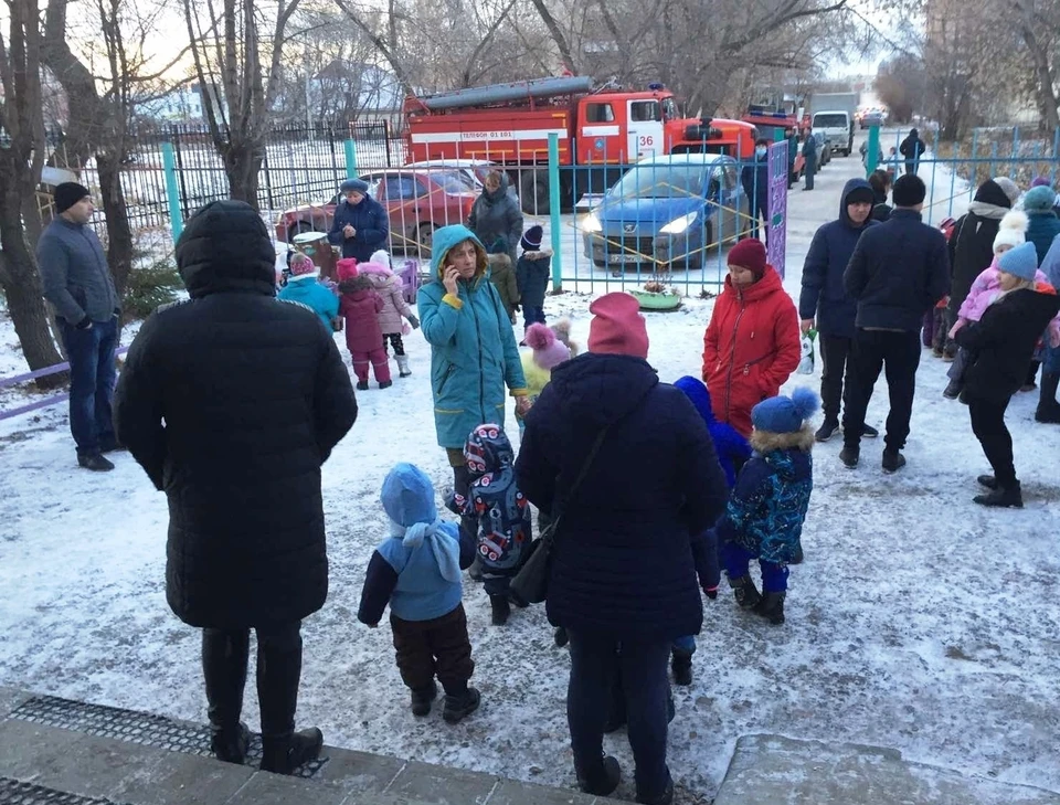 Детей оперативно вывели на улицу. Фото: пресс-служба ГУ МЧС по Челябинской области
