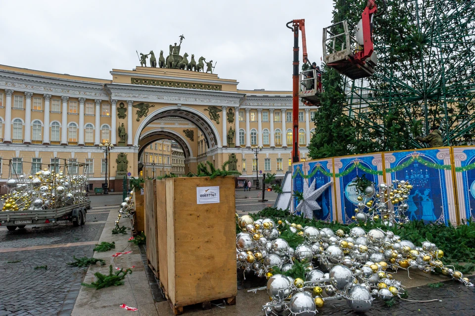 И в Петербурге встретить Новый год в ресторане или кафе не получится. Только в гостях, дома или на площади.
