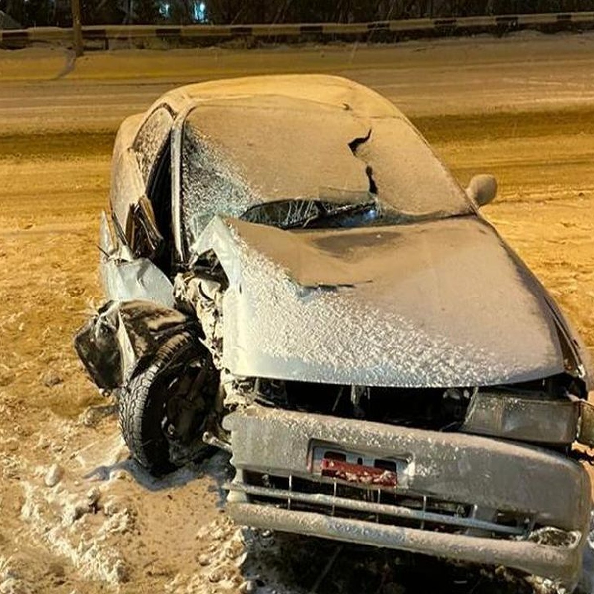 «Аж колесо вырвало»: в Новосибирске пострадал водитель «Toyota Chaser»,  влетевшей в столб - KP.RU