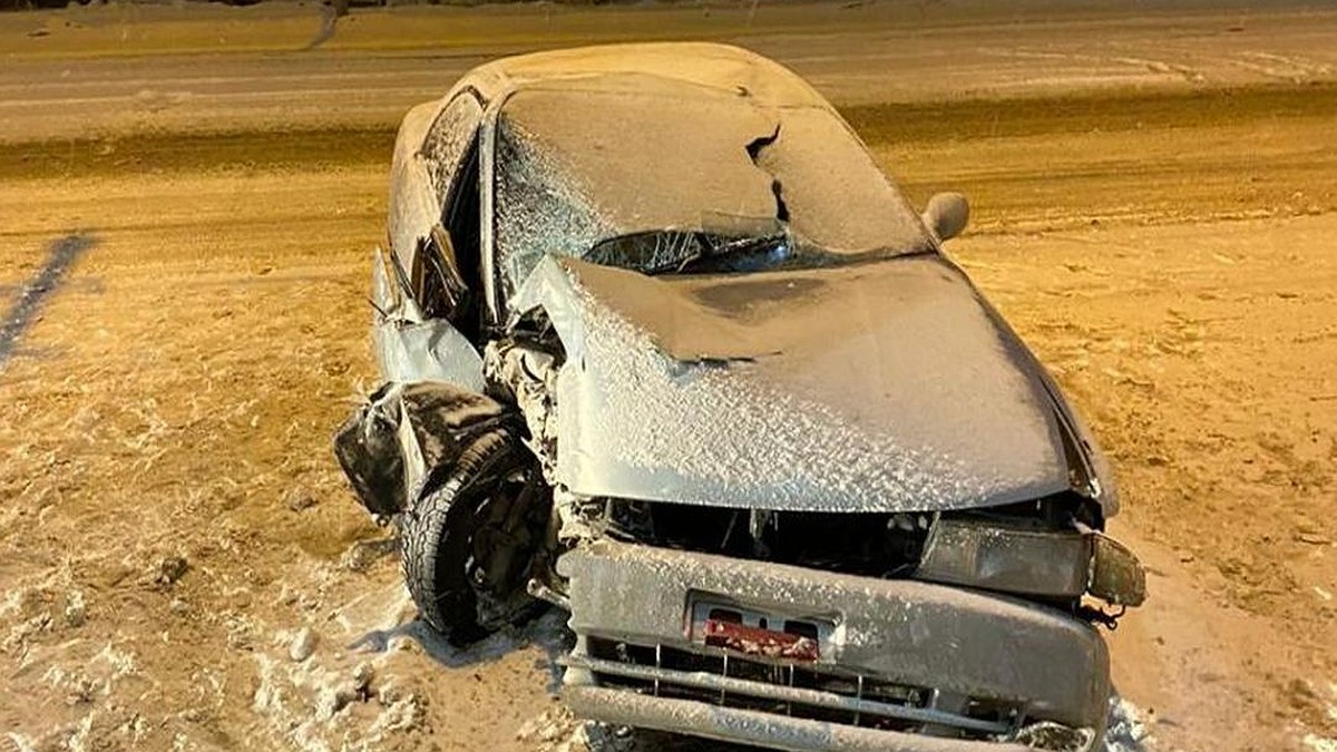 «Аж колесо вырвало»: в Новосибирске пострадал водитель «Toyota Chaser»,  влетевшей в столб - KP.RU