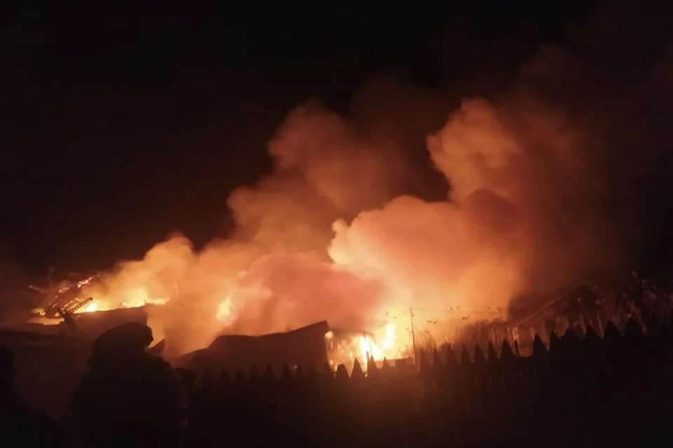 Пожар произошел в селе Устье Ярославского района. ФОТО: группа "Свободный Ярославль" во ВКонтакте