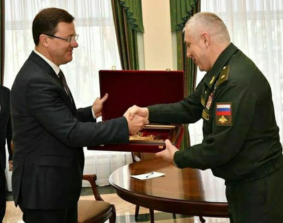 С начальником бригады миротворцев Дмитрий Азаров знаком давно